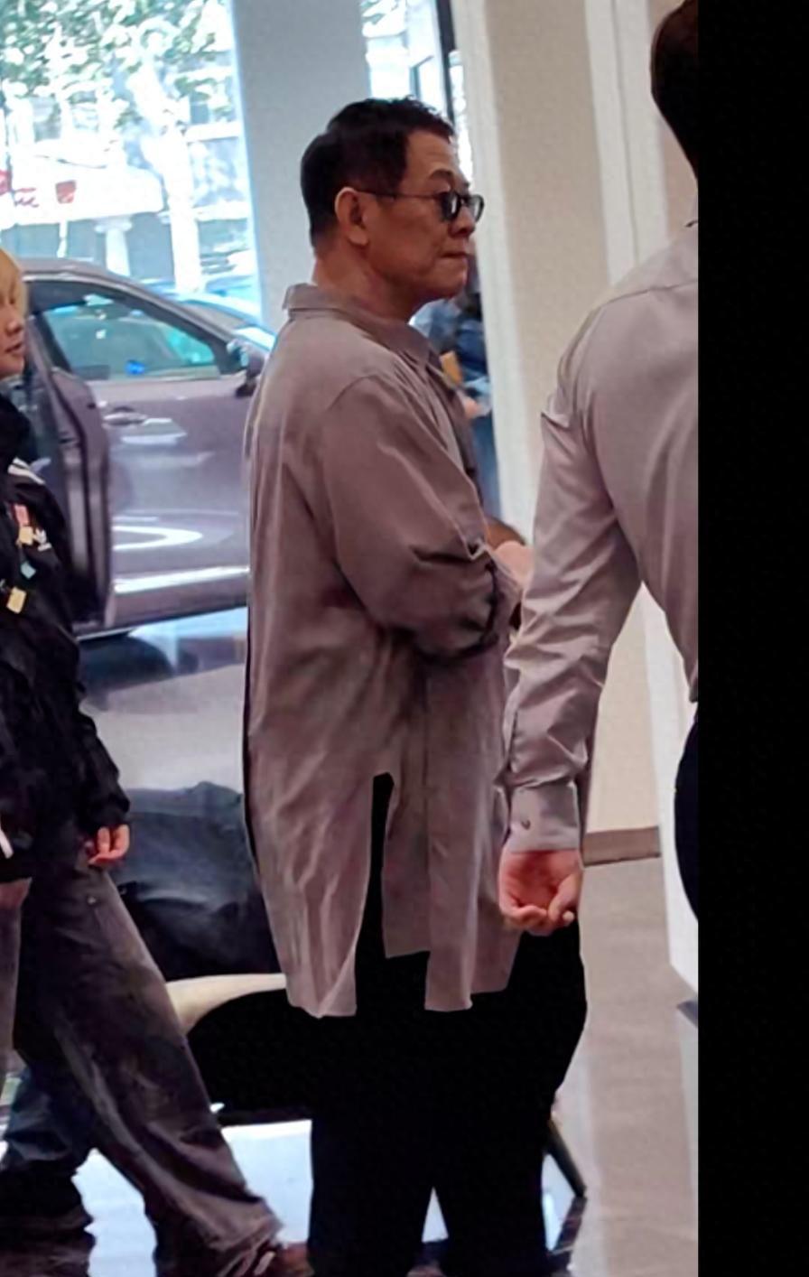 李连杰现身北京4S店引关注，面容憔悴似老人引热议
