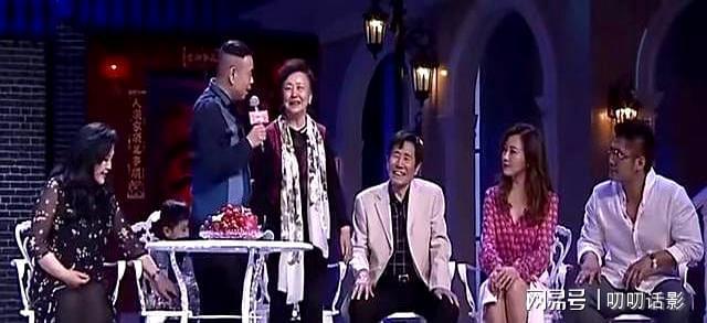 潘阳与孩子游玩