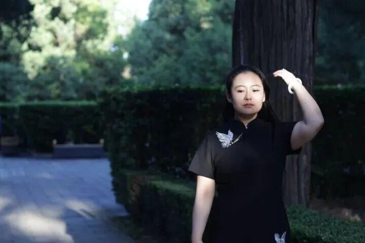 与苦难肉搏的大女主，绝不只是贤良淑德的“蔡磊妻子”