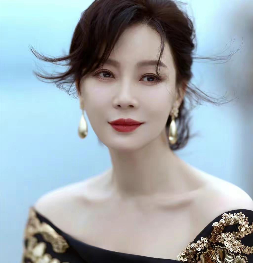 陈数素颜照曝光：化妆前后差异大，素颜状态引热议