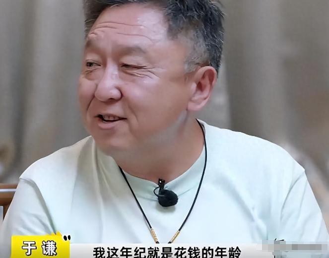 56岁于谦现状：烟不离手，住600平豪宅、养2300的鱼，4人吃八个菜