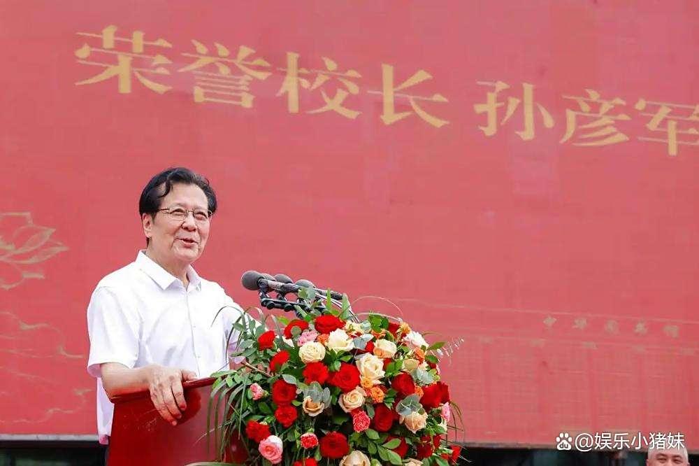 从拒演刘备到大学校长：孙彦军的演艺人生与教育坚守