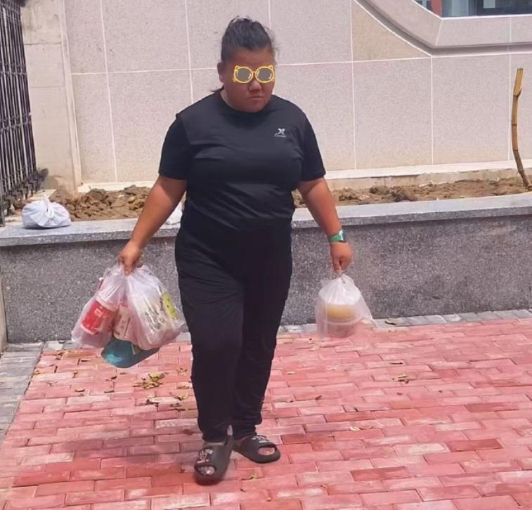 高校偷外卖女子引热议！正脸曝光引众怒，受害者集体发声