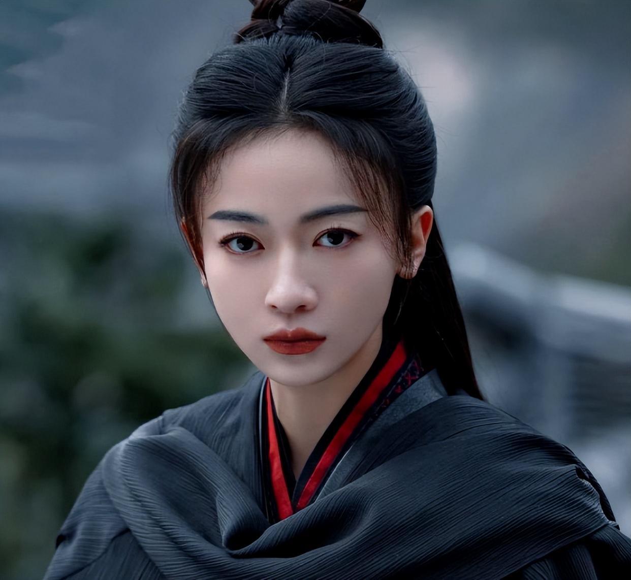 洪尧和吴谨言已离婚？本人16字回应，网友：没有人让你回应！