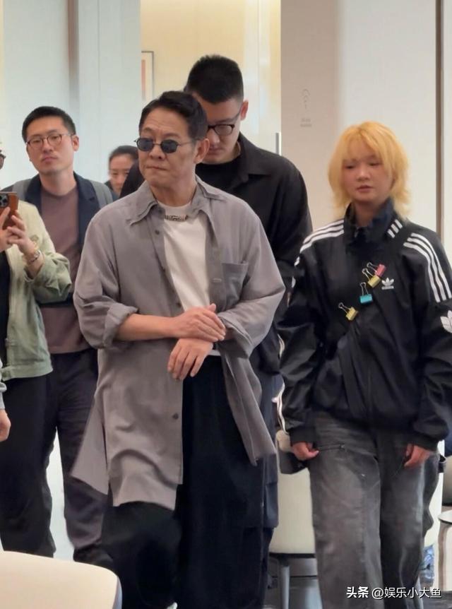 62岁李连杰北京丰台现身提车，步履矫健风采依旧