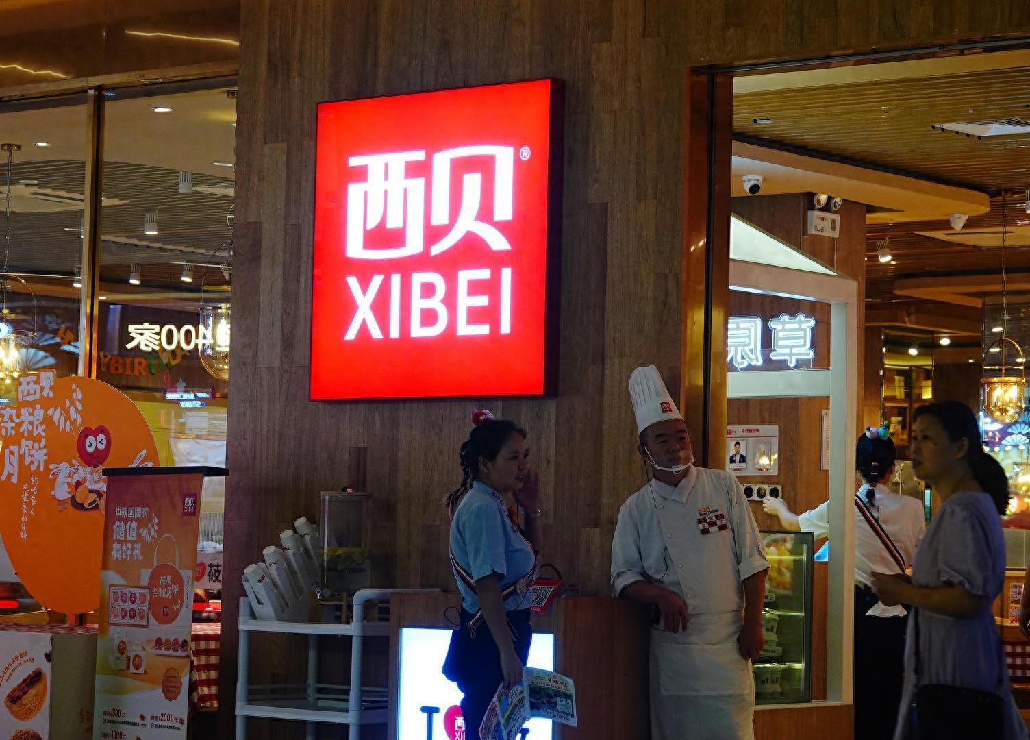 罗永浩评论引发热议，人民日报新华社暗指餐饮业乱象