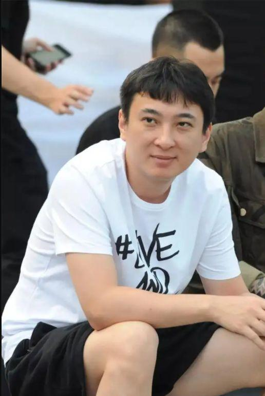 王思聪为何不回国？揭秘背后真实原因，与债务无关