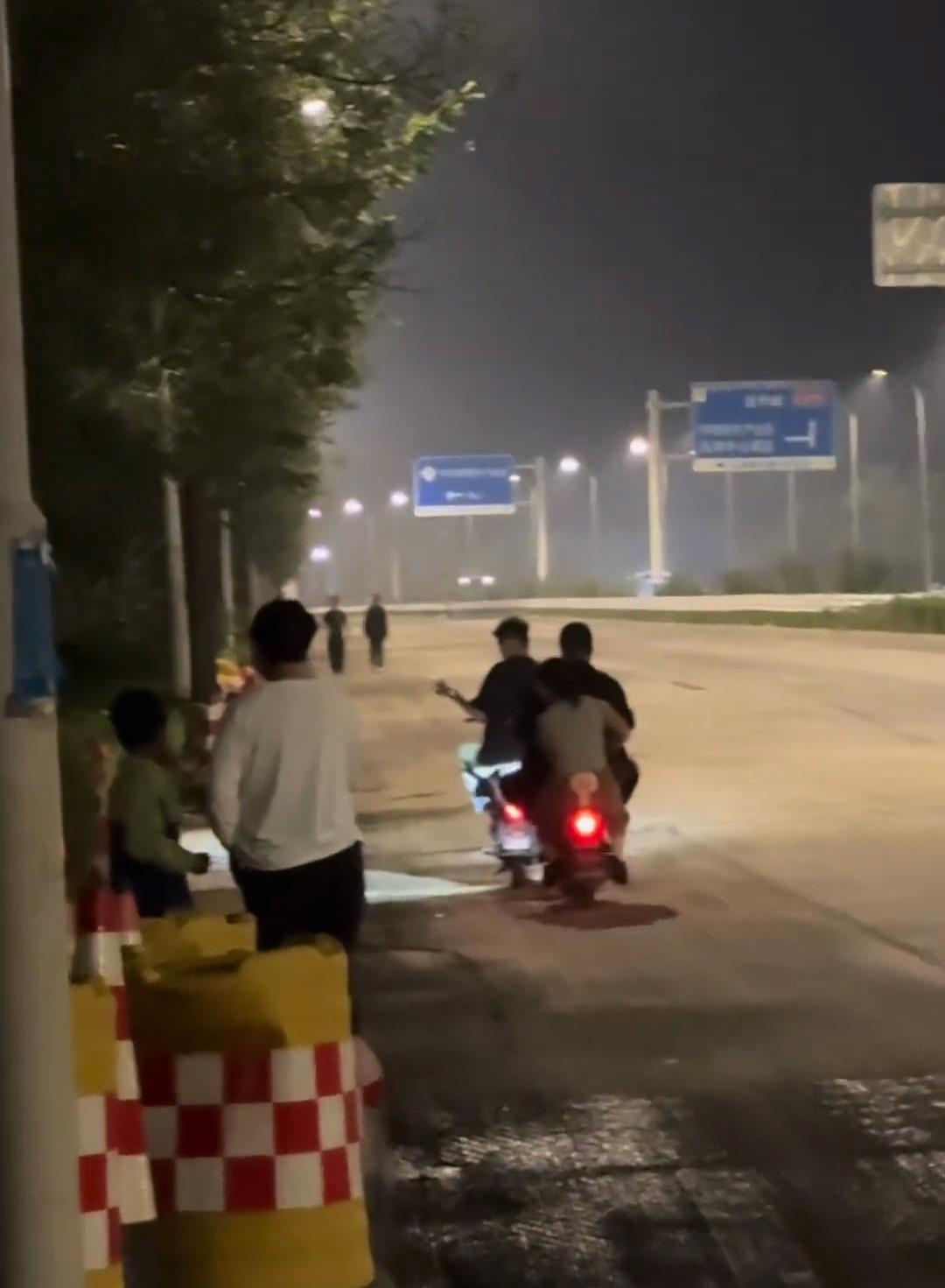 天津七里海螃蟹集体迁徙过冬，市民深夜捡蟹成风潮