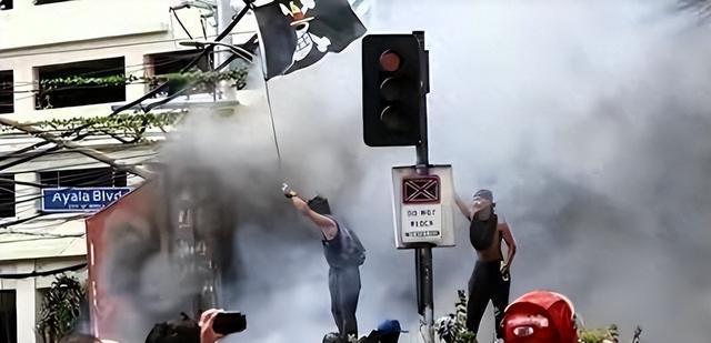 菲律宾总统府遭冲击，总统失踪引全国动荡，20城爆发抗议
