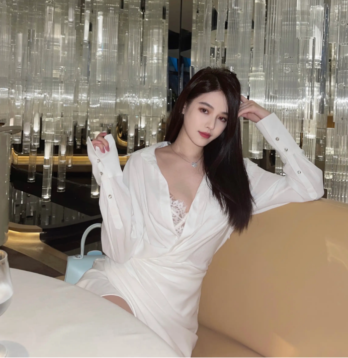 女友跟情人办完婚礼回家，见别墅被卖慌了，我：又不是和我结的婚