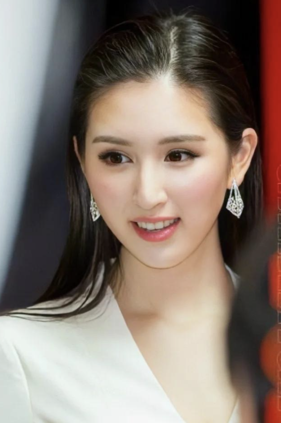 何傲儿：替父还债与大51岁富豪相恋，还清债务后重获新生
