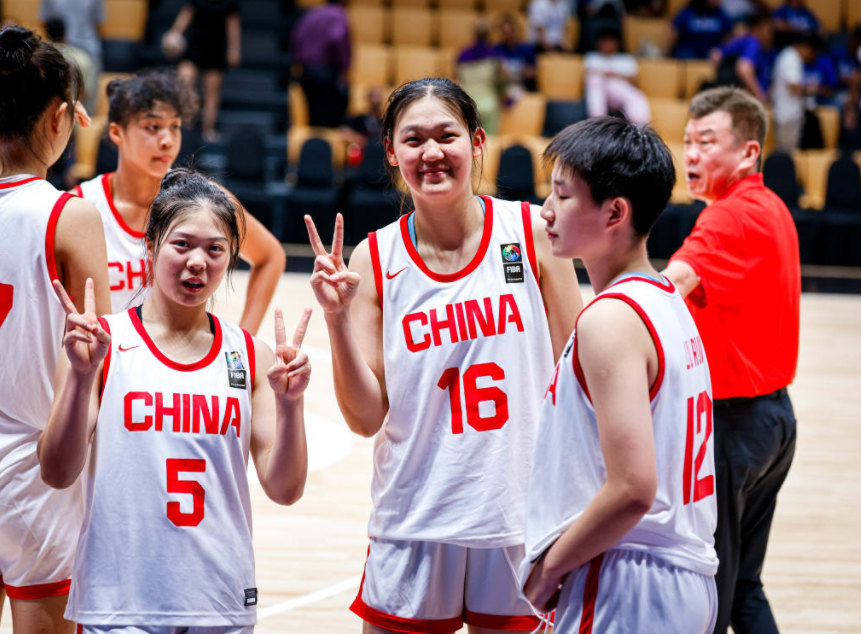 中国女篮82-50狂胜菲律宾晋级半决赛，核心球员与澳大利亚决战在即