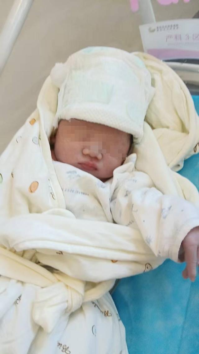 湖北黄石月嫂喂奶致婴儿窒息，家属称治疗32天瘦如鼠欲放弃
