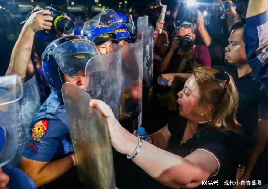 15万菲民众示威要求马科斯下台，消失4天后向中方表态