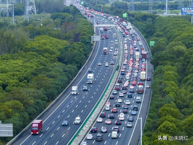 中美高速公路材料差异解析：为何中国多用沥青，美国偏爱水泥？