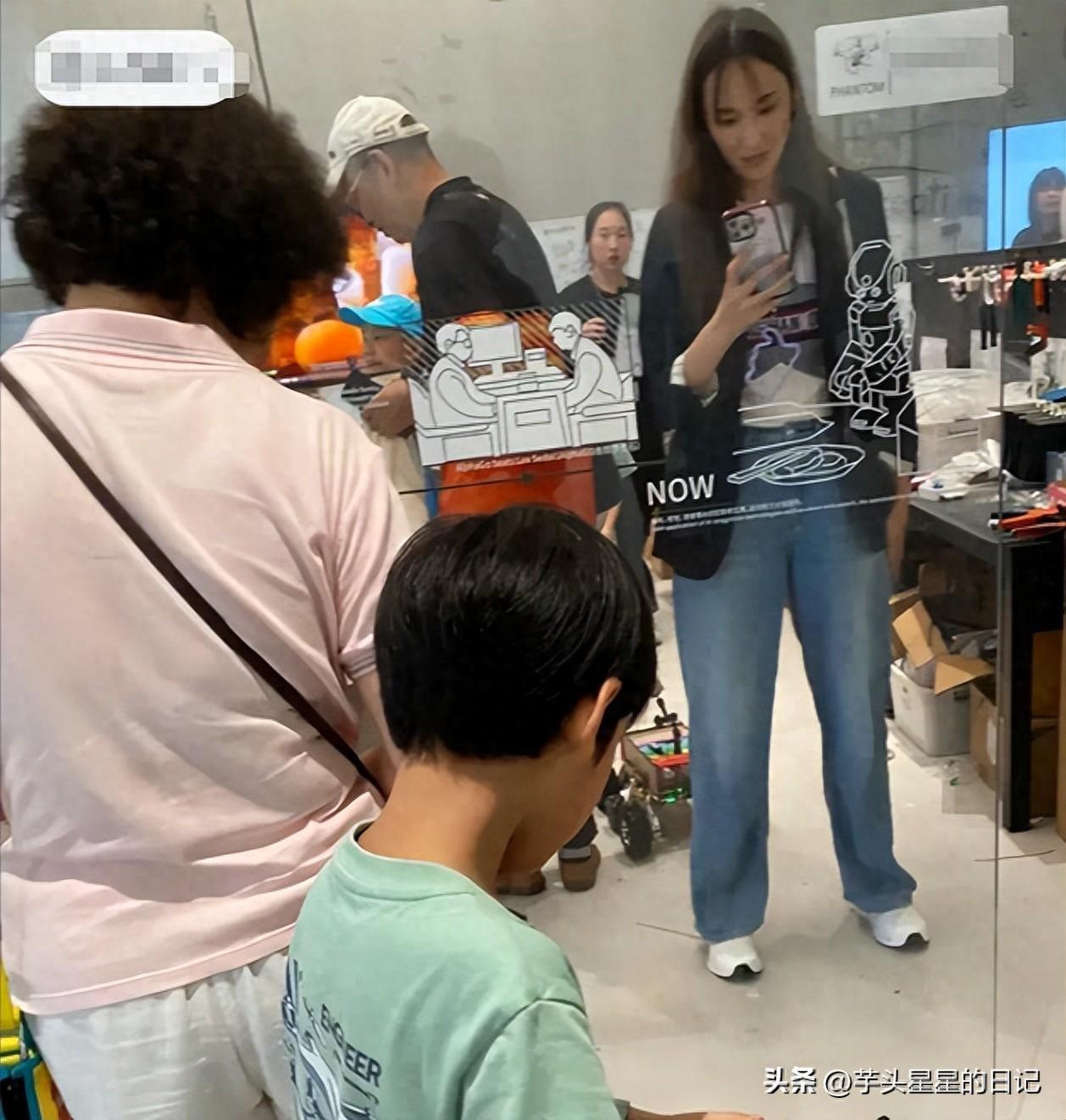 46岁吴佩慈变样：颧骨突出法令纹明显，独自带四娃，明显老了不少