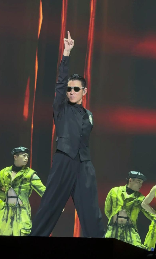 六旬刘德华为何长盛不衰？与‘非要唱’艺人对比揭示真相