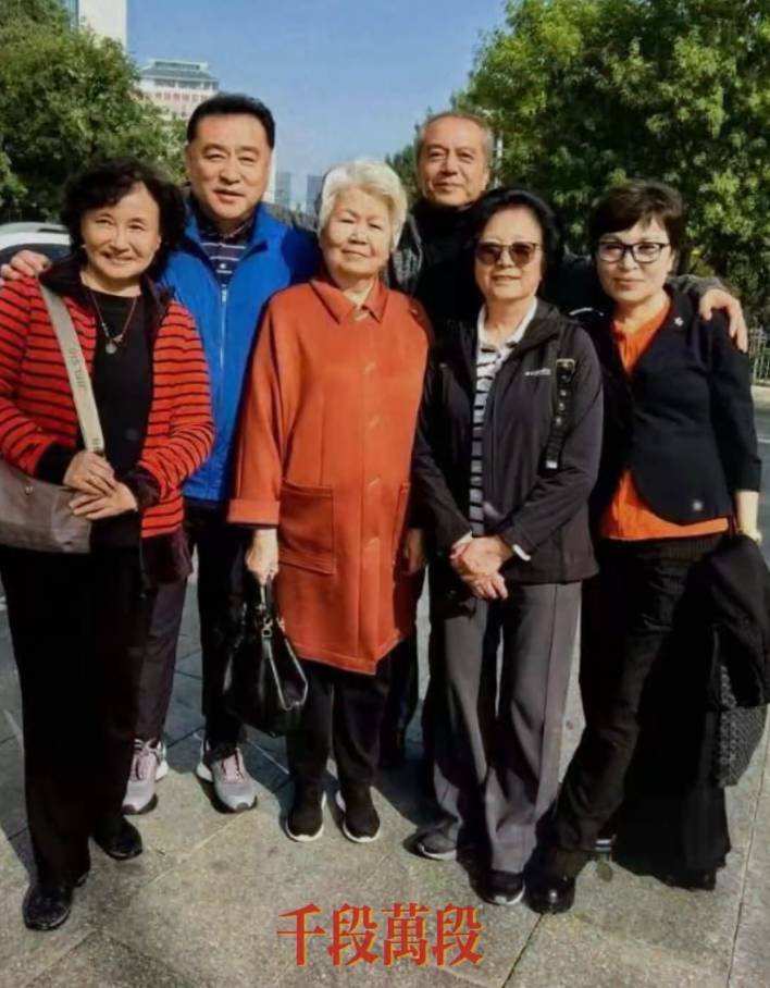 央视退休主持人聚会曝光，邢质斌白发亮相引回忆