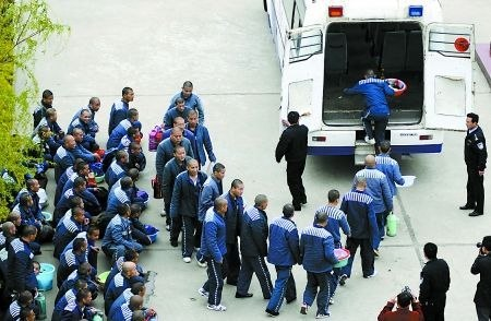 1996年罕见越狱事件：重犯暴力劫持武警，震惊全国