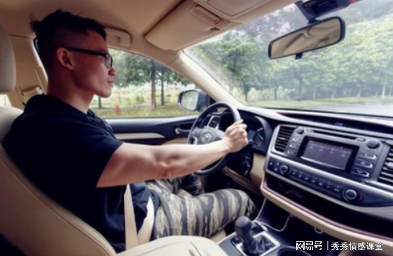 岳父住院我携三万探望，病房对话后改变心意：金钱与亲情的抉择