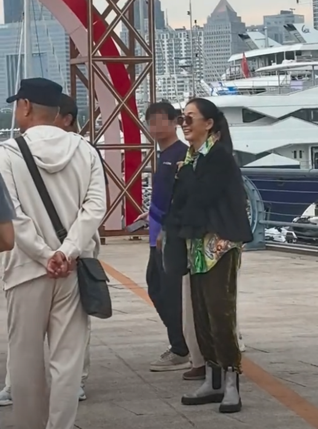 61岁陈瑾与巫刚青岛现身，素颜状态引热议：真实与荧幕反差大