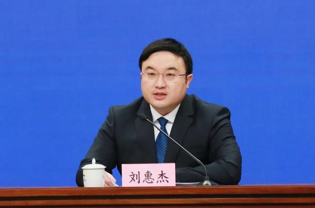 中纪委通报8名官员被查，含主动投案案例