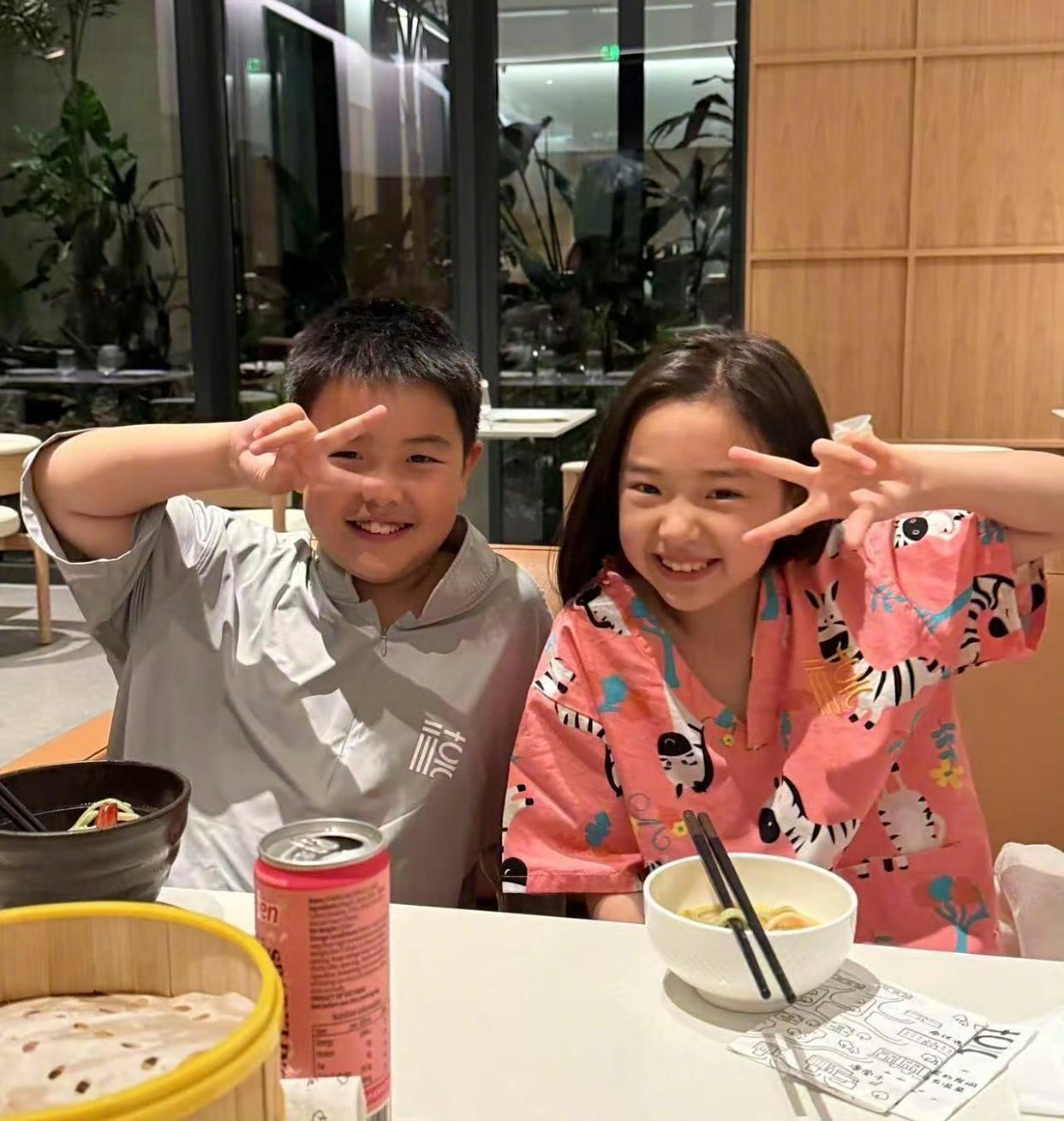 小酒窝朵朵青梅竹马互动，大湾区晚会后台趣事多