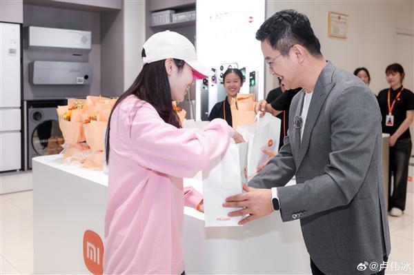 5999元起售！小米17 Pro Max首销火爆，卢伟冰：超高端市场获认可