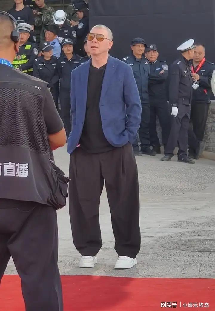 67岁冯小刚平遥电影展造型惊艳，寸头墨镜尽显时尚风范