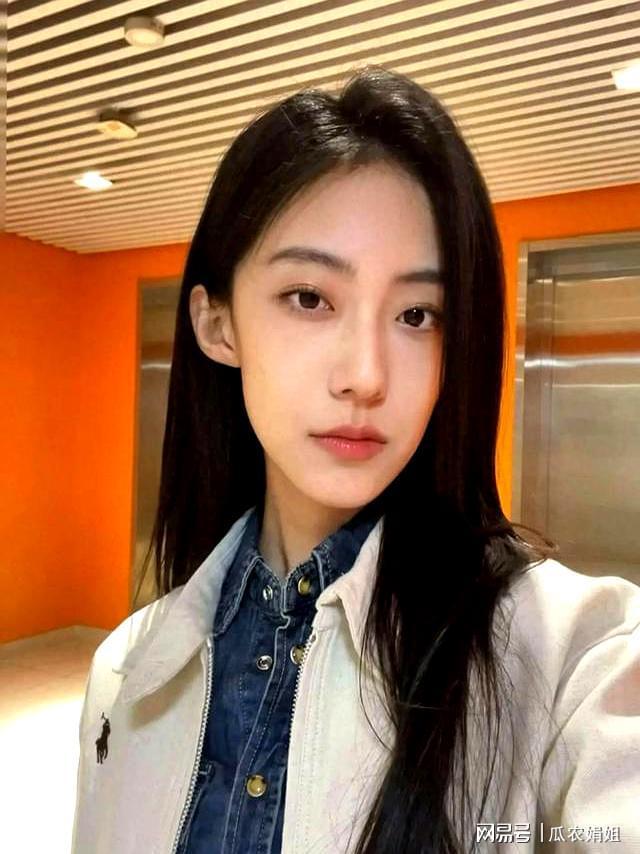 北航校花小凡走红：素颜白衬衫，智慧与美貌并存
