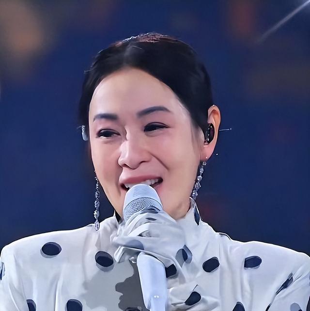 56岁刘若英演唱会容貌引热议，医美争议背后的中年女星困境