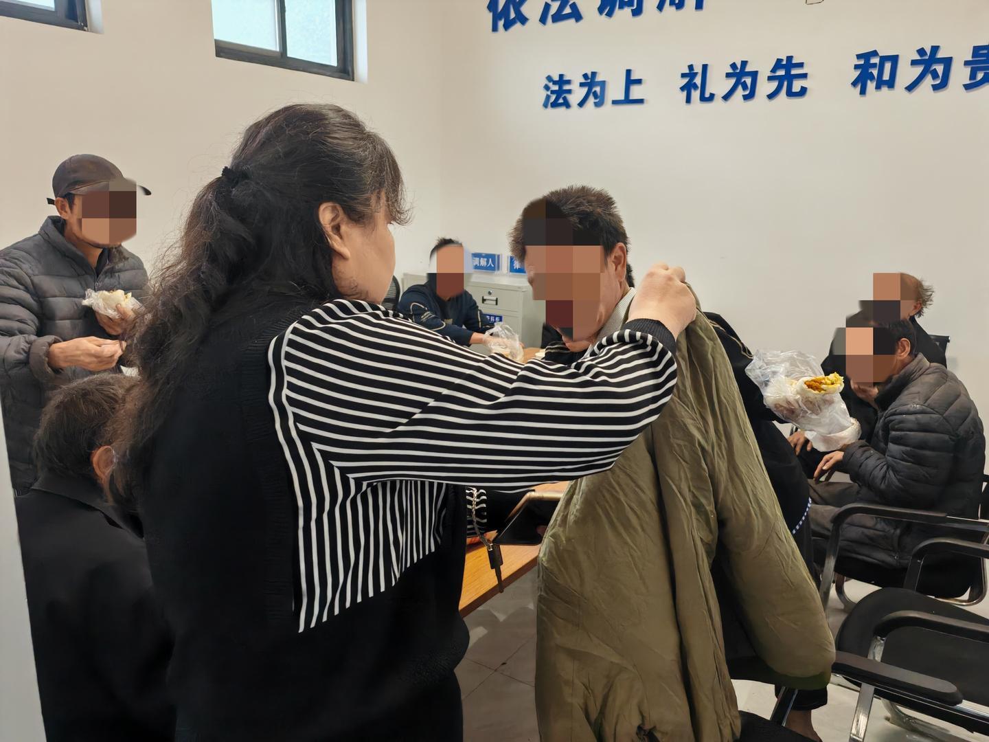 陕西渭南官方从黑砖厂解救多名疑似残障人士：已安置在救助中心，正逐一核实身份