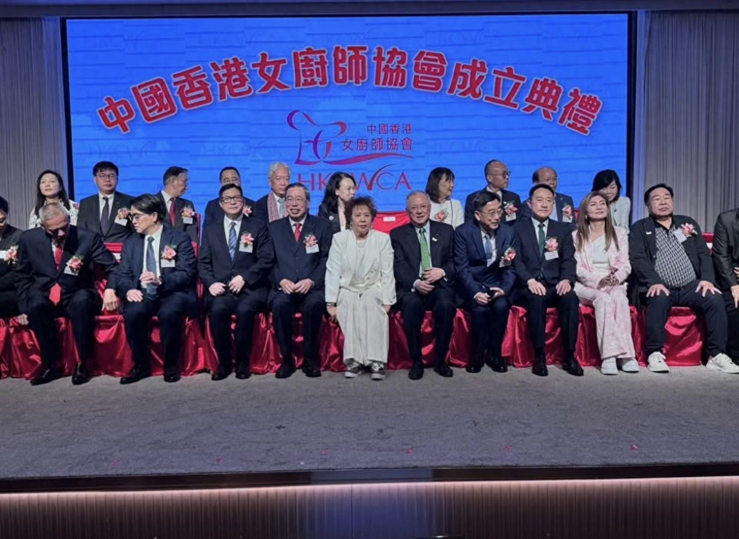 90岁TVB资深绿叶罗兰出席晚宴，中气十足唱国歌尽显爱国情怀