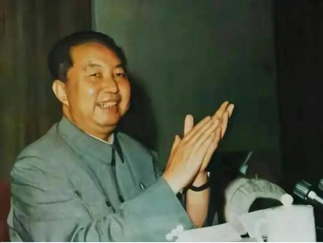 1978年全国科学大会前夕：邓小平坚持不改讲话稿的背后