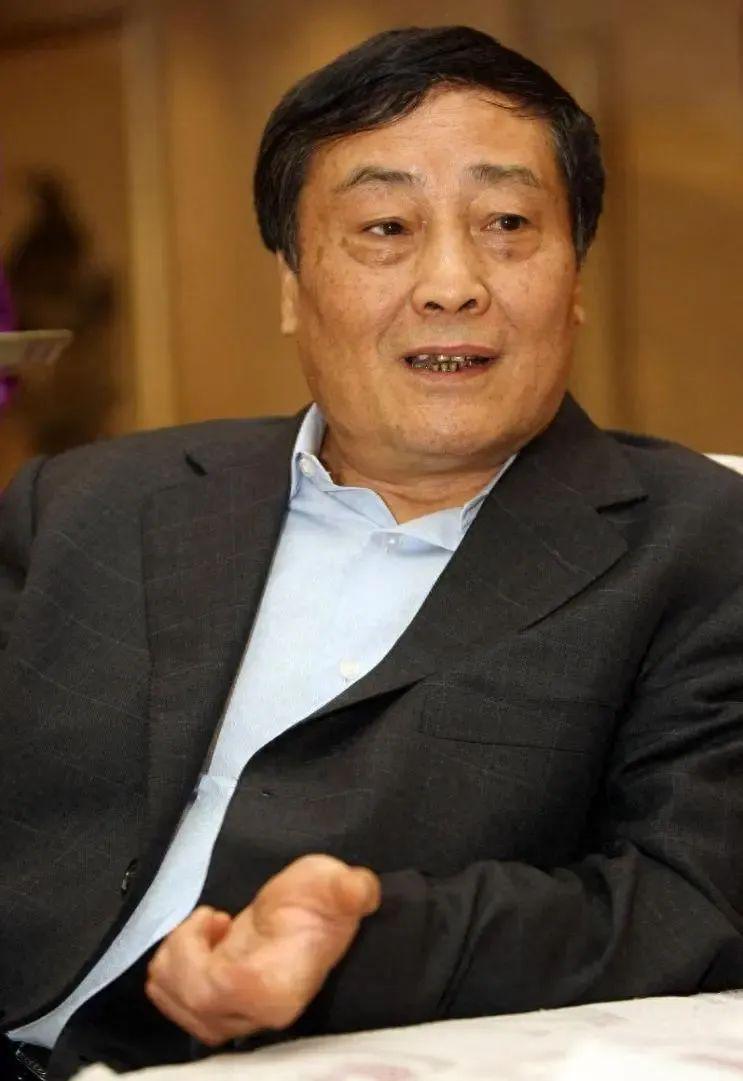 宗庆后墓碑现原配合葬名，宗馥莉布局引热议