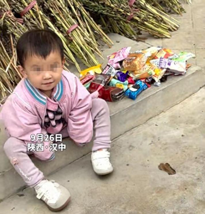 陕西理工新生拉练偶遇女童，投喂零食成山，父亲回应引热议