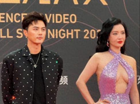 张萌演唱会着装引热议，低胸短裙现身导演紧急切屏