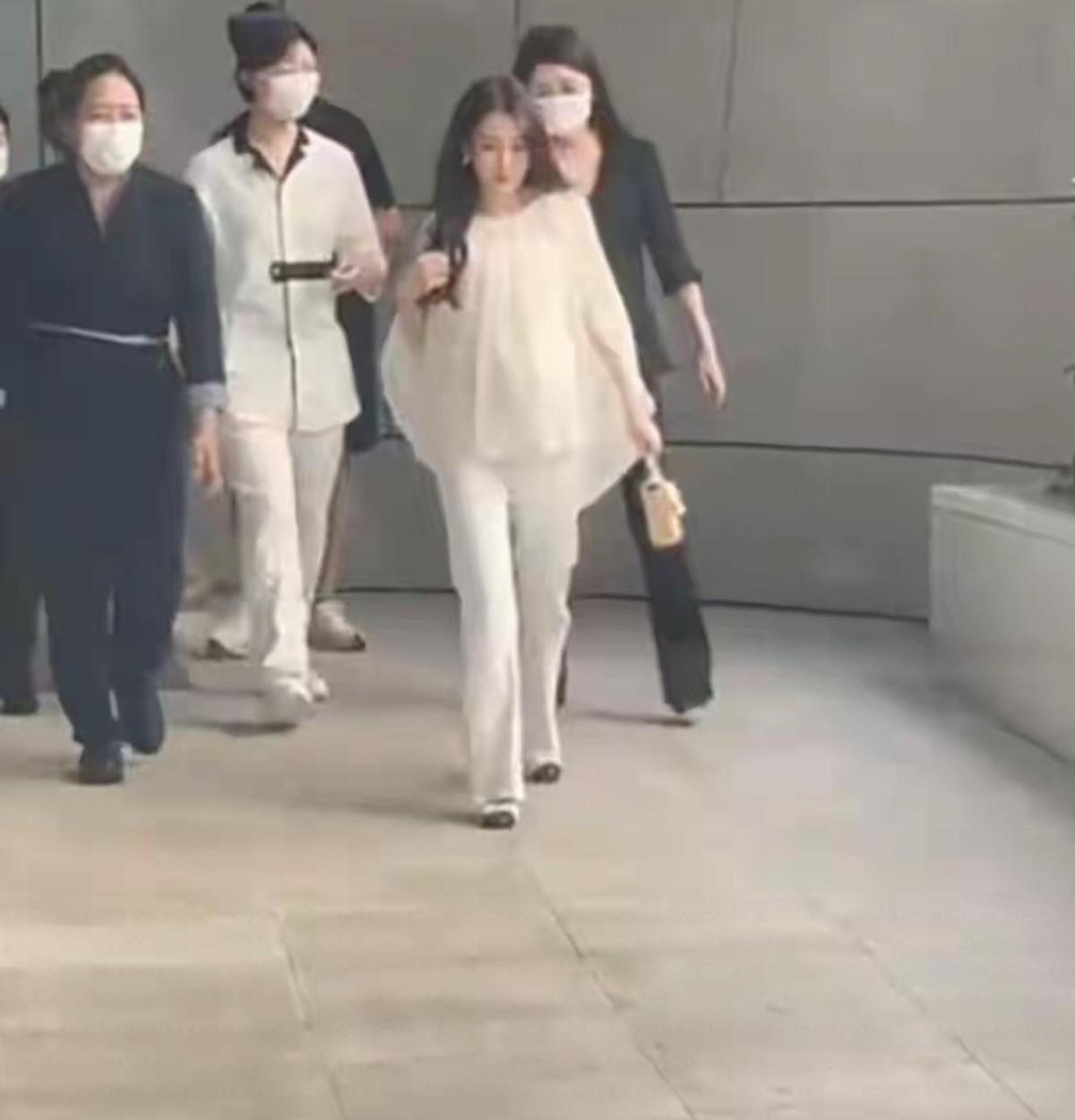 方媛三胎月子中心曝光：百万套餐6人随行，郭富城停工陪产引热议