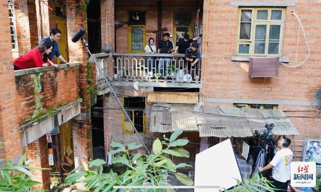 《家里家外2》成都热拍：原班人马再续川渝温情，80年代家庭记忆重现