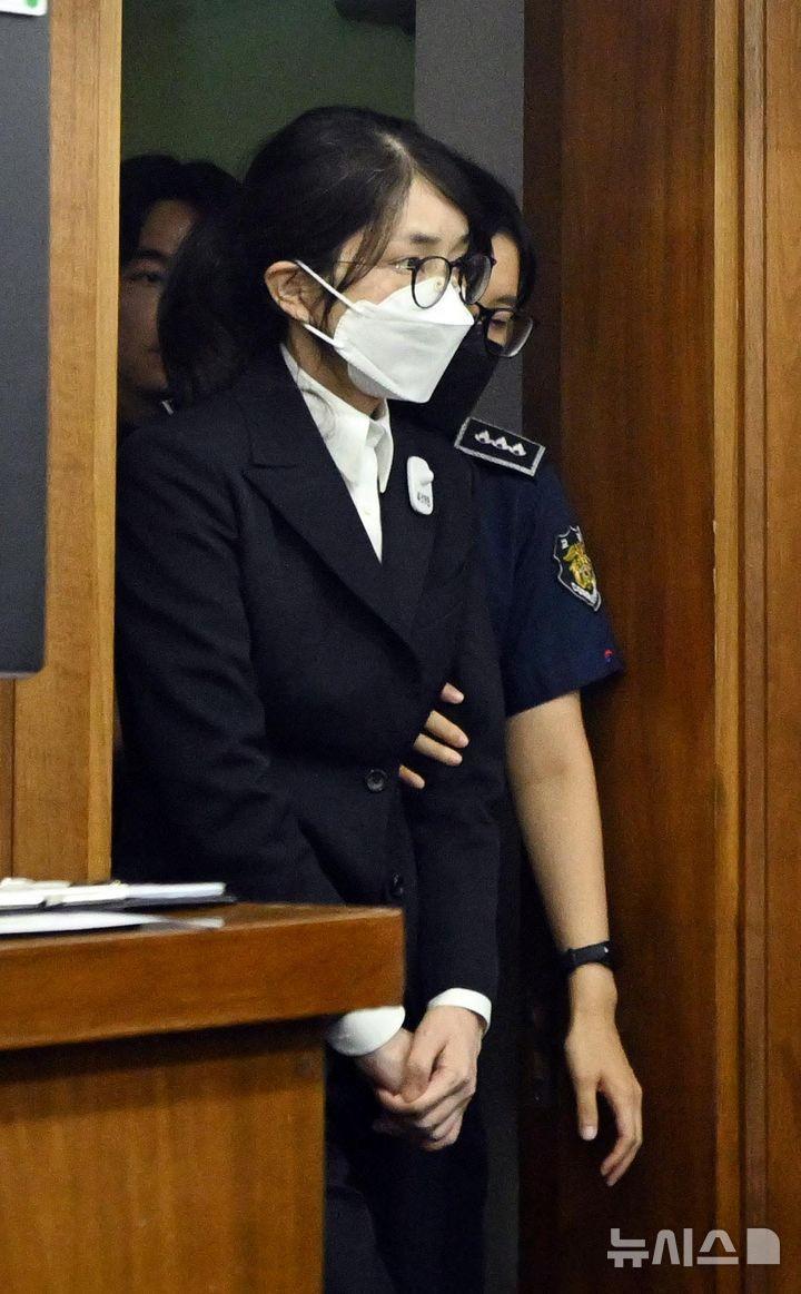 金建希庭审首度露面：憔悴白发与昔日精致形象形成强烈反差