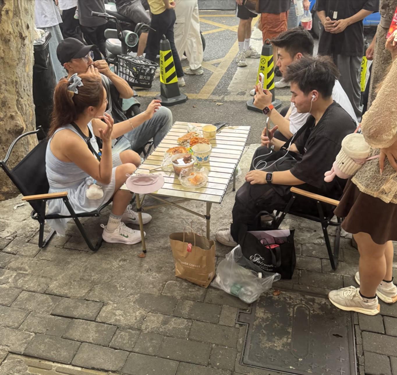 刘畊宏夫妇武汉街边吃麻辣烫，王婉霏身材引热议