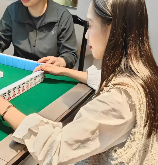 女子麻将桌猝死，三男子自首背后藏惊人真相