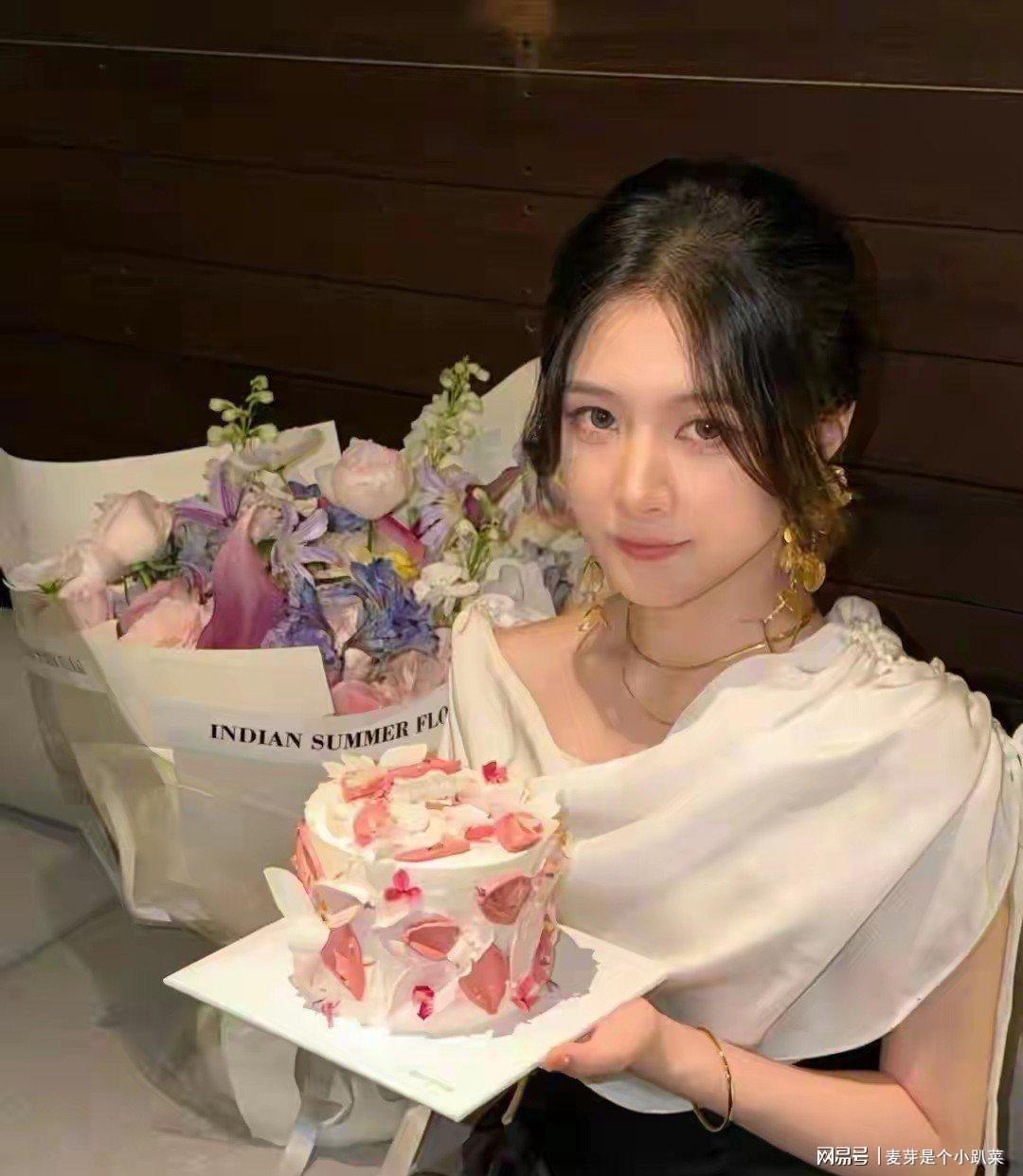 郑钧为26岁爱女庆生引热议，郑楚怡颜值神似继母刘芸