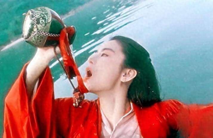 明明美到雌雄难分，却痴缠渣男20多年，母亲的死成她永远的遗憾