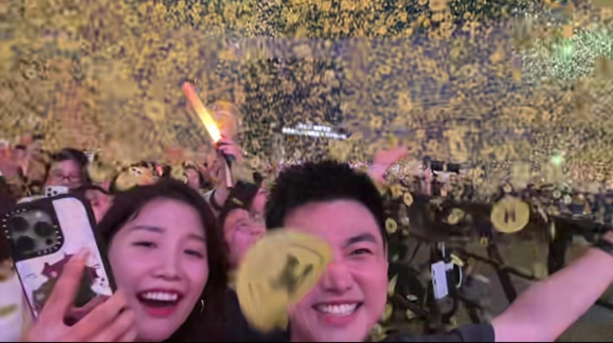 毛不易演唱会撒黄纸钱引热议，本人惊问：这真的吉祥吗？