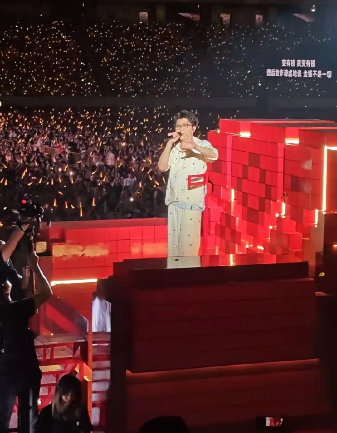 毛不易苏州演唱会撒纸质金币引热议：吉祥吗？粉丝反应各异