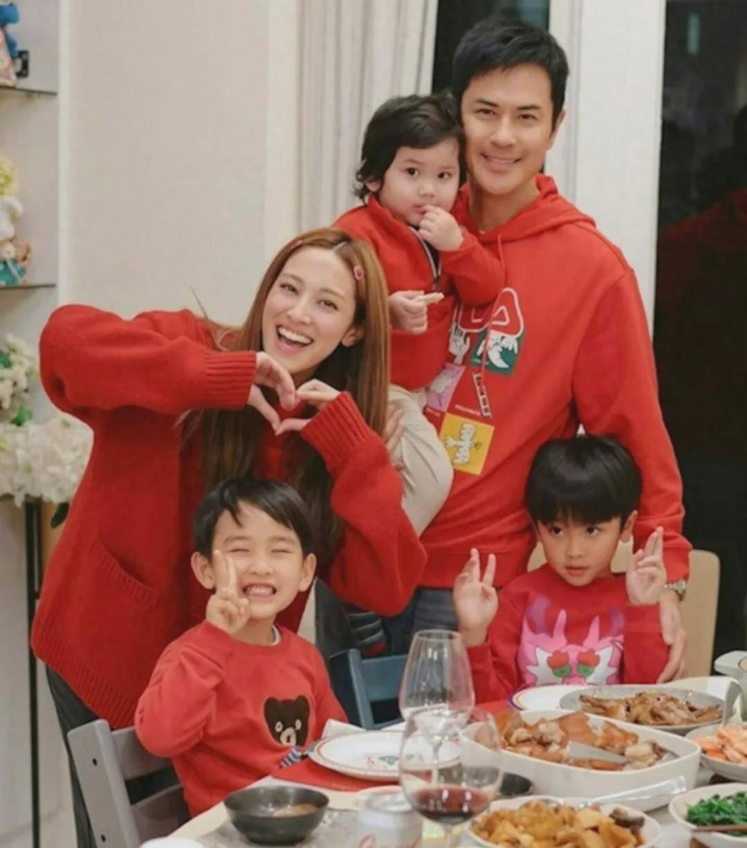TVB花旦陈凯琳转型女主播，蕾丝裙引热议，家庭事业双丰收