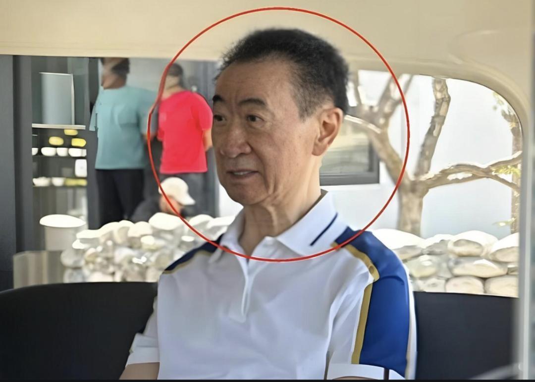 瘦成皮包骨的王健林，不能坐飞机了