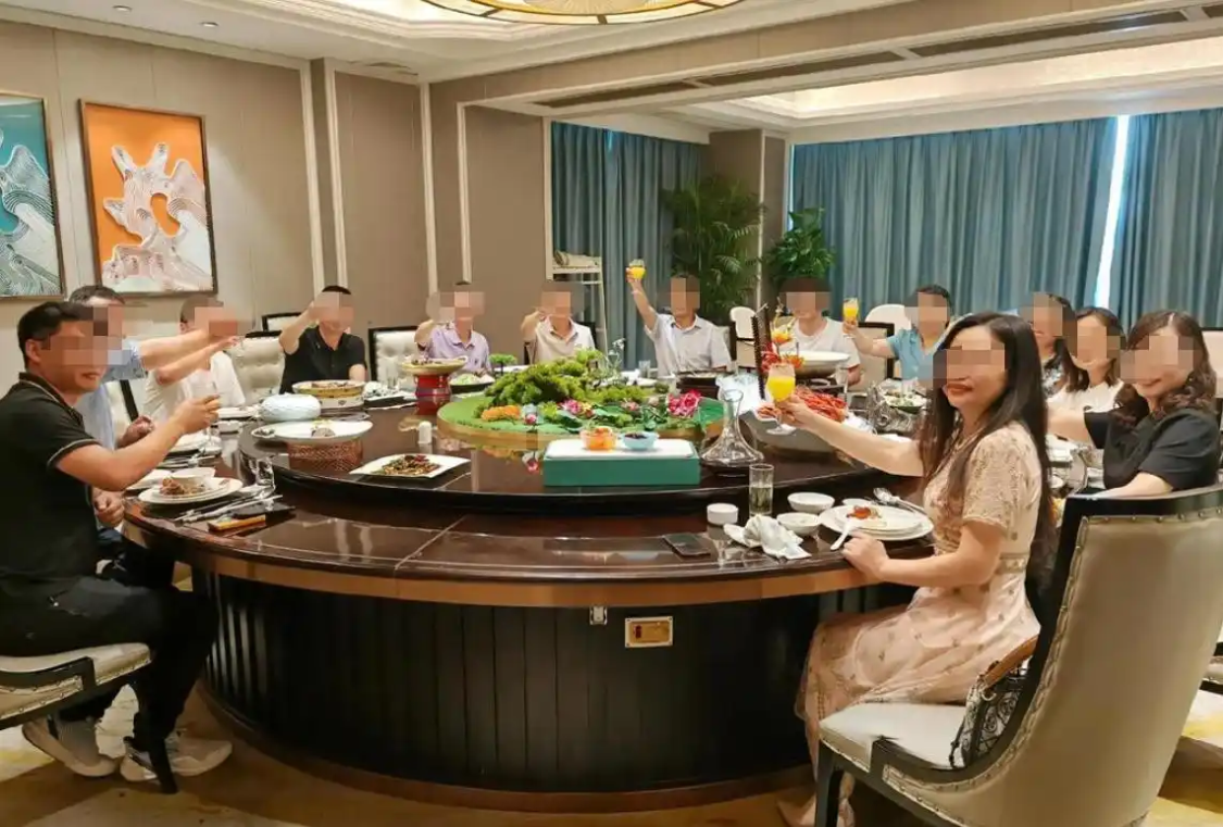 同学聚会收8万，我装病拒去，次日警察敲门：昨晚参会的都出事
