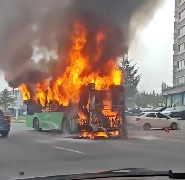 丹东公交车起火事件：火势猛烈仅剩框架，消防迅速救援无伤亡